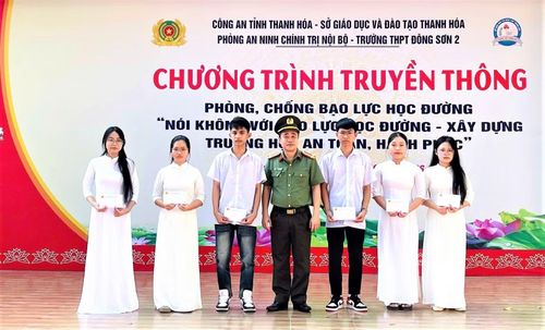 Đại diện Phòng An ninh chính trị nội bộ, Công an tỉnh Thanh Hoá tặng quà cho học sinh có hoàn cảnh khó khăn vươn lên trong học tập.