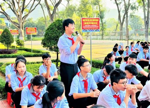 Cùng với kiến thức pháp luật, Công an xã Vân Du dành thời gian trao đổi, định hướng học sinh chủ động phòng ngừa bạo lực học đường, xây dựng tình bạn lành mạnh, biết kiềm chế cảm xúc và giải quyết mâu thuẫn bằng phương pháp phù hợp.