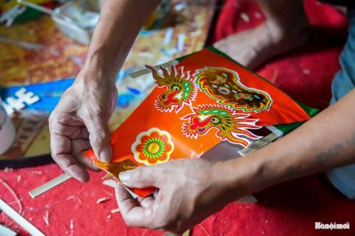 Về sau này, đồ chơi trẻ em ngày càng phong phú, trong đó có nhiều sản phẩm nhập ngoại. Đồ chơi truyền thống vì thế gặp khó khăn trong việc cạnh tranh, người mua thưa dần. Ông Tý cũng đã có một thời gian dài phải ngừng làm nghề.