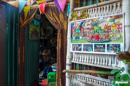 Những ngày cận Tết Trung thu, căn nhà nhỏ của ông Nguyễn Văn Tý ở xóm 2 (cụm 5, thôn Bá Dương Nội, xã Ô Diên) trở nên chật chội hơn bởi những thanh tre, giấy màu, keo dán cùng nhiều món đồ chơi truyền thống đã hoàn thành. Ông Tý hiện là người duy nhất ở địa phương còn giữ nghề làm đồ chơi Trung thu dân gian.
