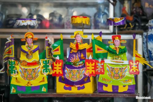 Món đồ chơi dân gian truyền thống như ông tiến sĩ giấy được gửi gắm ước mong con trẻ chăm ngoan, học hành tiến bộ, những món đồ chơi dân gian với cách tạo hình gần gũi cũng giúp trẻ em làm quen với màu sắc, hình khối và những câu chuyện văn hóa được trao truyền qua nhiều thế hệ.
