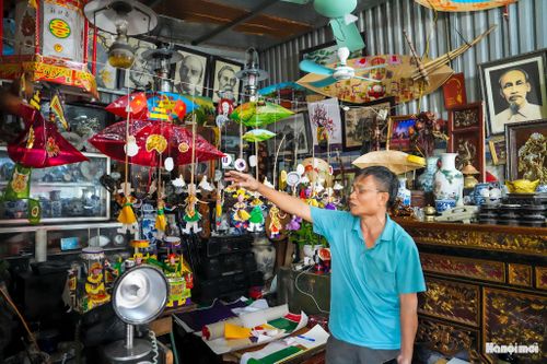 Trong ký ức của nhiều thế hệ người Việt, mâm cỗ Trung thu không chỉ có bánh nướng, bánh dẻo, mâm ngũ quả mà còn gắn với đèn ông sao, ông tiến sĩ giấy, ông đánh gậy… Trẻ nhỏ rước đèn, quây quần bên mâm cỗ dưới ánh trăng, tạo nên một không gian văn hóa đặc biệt của Tết Trung thu truyền thống.