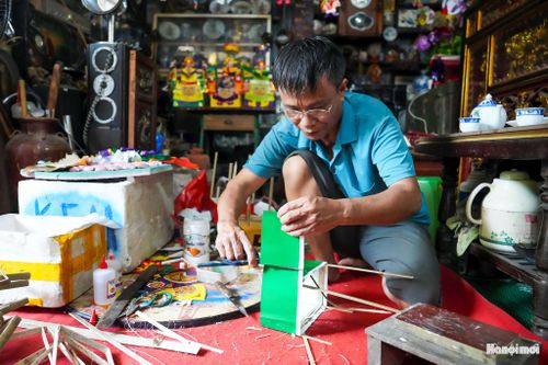 "Từ niềm yêu thích đó, lớn thêm một chút, tôi quan sát những món đồ chơi và tự tìm nguyên liệu sẵn có ở quê để làm. Khoảng những năm 1983-1984, tôi đã làm đồ chơi Trung thu truyền thống cho vợ mang bán tại các chợ, cũng kiếm được tiền”. - ông Tý chia sẻ.