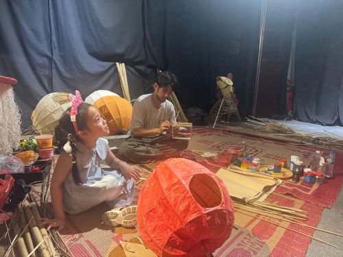 Chàng trai trẻ Trịnh Văn Khuê bên những đồ nghề để tạo ra những đồ chơi trung thu truyền thống với phong cách mới