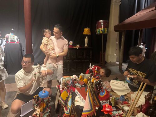 Nam Chi và các bạn trẻ cần mẫn bên sản phẩm trung thu truyền thống được thổi hồn qua đôi bàn tay khéo léo