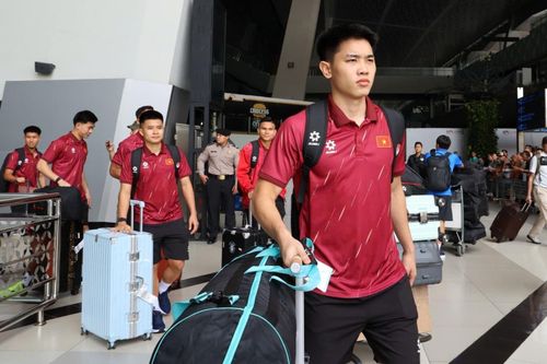  Trước khi tới Indonesia, tuyển Việt Nam chỉ có một buổi tập duy nhất, diễn ra lúc 16h40 chiều 22/9 tại VFF. Vì hành trình di chuyển tương đối gấp gáp, HLV Kim cho cầu thủ nghỉ tập trong ngày 23/9 để nhanh chóng hồi phục. Tuyển Việt Nam có buổi tập đầu tiên ở Indonesia chiều 24/9. 