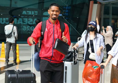  Tại sân bay, Cao Pendant Quang Vinh trả lời phỏng vấn nhanh với FIFA. "Tuyển Việt Nam rất hào hứng dự FIFA ASEAN Cup 2026. Hy vọng mọi thứ diễn ra tốt đẹp và sẽ thật nhiều cổ động viên cổ vũ cho chúng tôi", ngôi sao sinh năm 1997 nói. "Bảng đấu của tuyển Việt Nam rất khó khăn khi các đối thủ đều có nhiều cầu thủ giỏi. Chúng tôi sẽ nỗ lực hết mình để giành ngôi nhất bảng. Kỳ vọng của người hâm mộ Việt Nam là thắng mọi trận. Chúng tôi là những người giàu tham vọng, muốn vô địch và sẽ làm tất cả để hiện thực hóa mục tiêu này". 