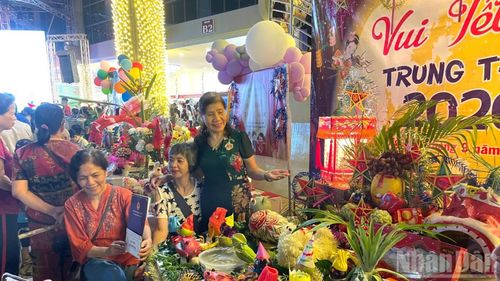 Sum vầy bên mâm cỗ Trung thu. (Ảnh: NGỌC LIÊN)