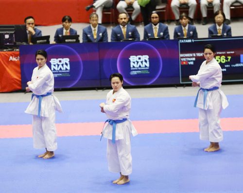 Nguyễn Ngọc Trâm, Bùi Ngọc Nhi, Hoàng Thị Thu Uyên với bài thi ở chung kết kata đồng đội nữ. Ảnh: BÙI LƯỢNG