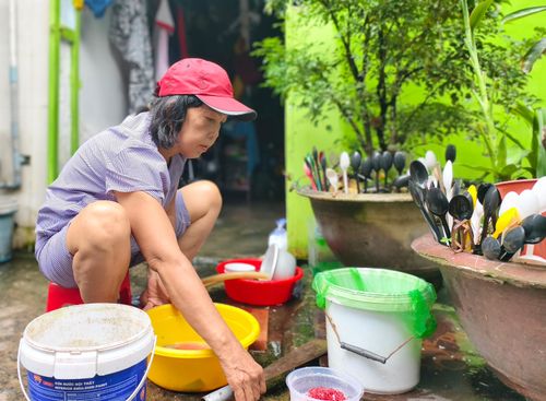 Bà Huỳnh Thị Tiết Tháo cho biết, gia đình có đông thành viên nên việc tìm nơi ở mới phù hợp là mối quan tâm lớn. Ảnh: NGUYỄN TÂN