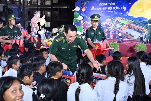  Bộ đội Biên phòng thành phố Huế, tặng quà tết Trung thu cho các em thiếu nhi vùng cao A Lưới. ﻿(ảnh: Hoài Thanh). 