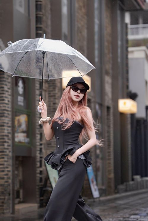 Ca sĩ Trang Pháp cá tính dạo phố.