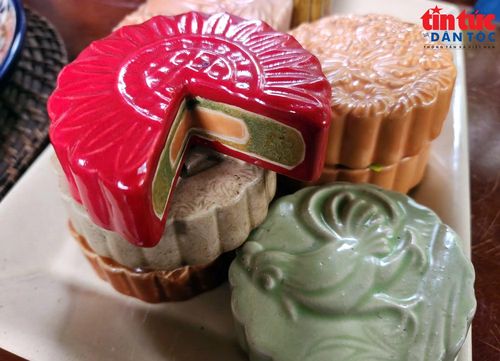 Những chiếc bánh Trung thu được làm từ gốm.