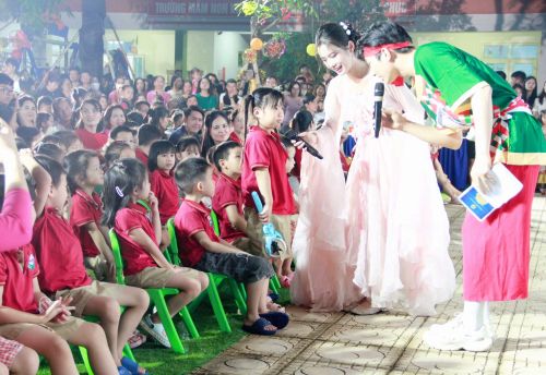 Trẻ em là con công nhân vui đêm Trung thu.