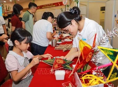Các em nhỏ hào hứng tham gia hoạt động trải nghiệm tại chương trình.