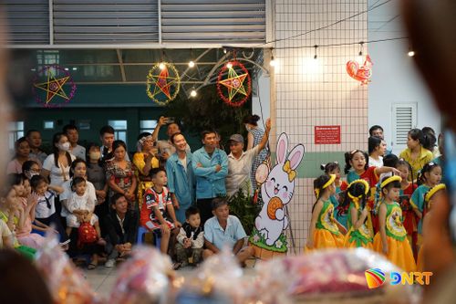 Chương trình lan tỏa không khí ấm áp, rộn ràng của Tết Trung thu đến các em nhỏ và người thân tại Bệnh viện Đà Nẵng. Ảnh: XUÂN SƠN