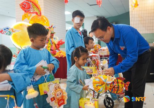 Đoàn Thanh niên UBND thành phố Đà Nẵng trao quà Trung thu cho các em nhỏ. Ảnh: XUÂN SƠN