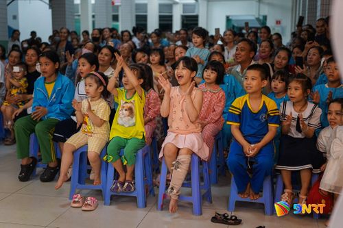 Chương trình lan tỏa không khí ấm áp, rộn ràng của Tết Trung thu đến các em nhỏ và người thân tại Bệnh viện Đà Nẵng. Ảnh: XUÂN SƠN