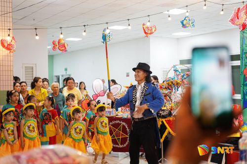 Những nghệ sĩ tham gia chương trình "Vui Tết Trung thu" tại Bệnh viện Đà Nẵng mang đến các tiết mục đặc sắc cho các bệnh nhi. Ảnh: XUÂN SƠN