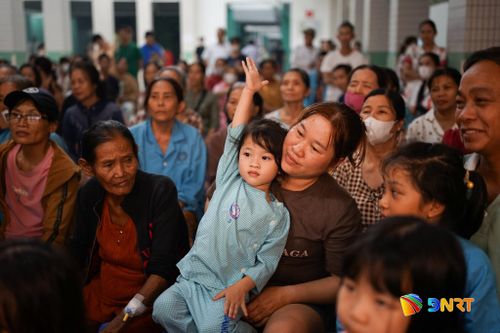 Chương trình lan tỏa không khí ấm áp, rộn ràng của Tết Trung thu đến các em nhỏ và người thân tại Bệnh viện Đà Nẵng. Ảnh: XUÂN SƠN