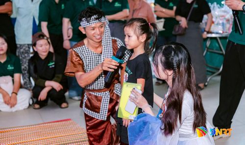 Phần chơi đố vui dành cho các bệnh nhi. Ảnh: Leaf Village & Farm