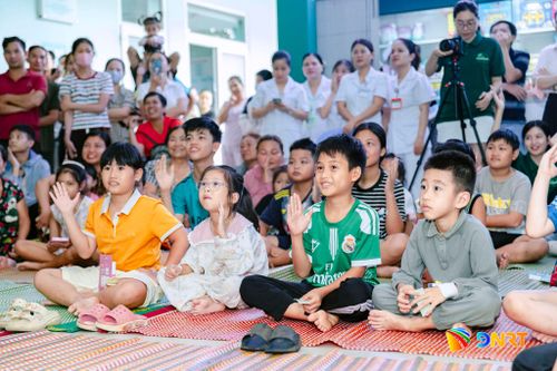Nụ cười trẻ thơ tại Khoa Nhi, Bệnh viện Đa khoa khu vực miền núi phía Bắc Quảng Nam. Ảnh: Leaf Village & Farm