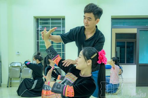 Biên đạo múa Nguyễn Tuấn Trung chỉnh sửa động tác cho diễn viên trong tác phẩm mới.