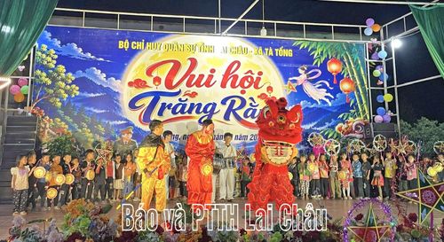 Màn múa lân rộn ràng thu hút đông đảo học sinh Trường PTDTBT Tiểu học và THCS Nậm Ngà.