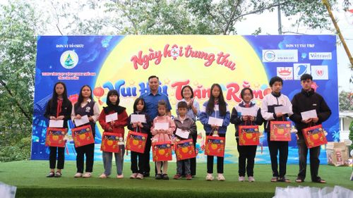 Lê Anh Quân, Phó Chủ tịch Hội đồng Đội Trung ương, Giám đốc Trung tâm Hỗ trợ và Phát triển Thiếu nhi Việt Nam trao quà Trung thu cho thiếu nhi tỉnh Lâm Đồng