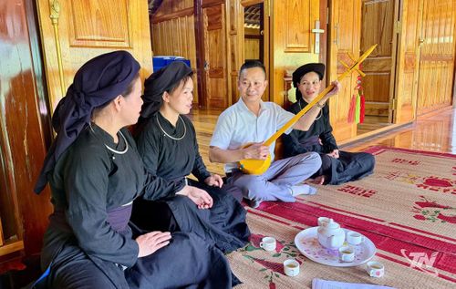 Du khách trải nghiệm tại homestay Đạt Oanh của gia đình anh Dương Văn Đạt.