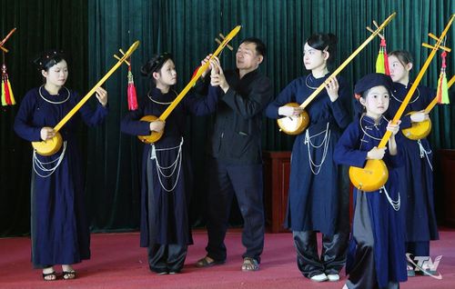 Lớp học hát Then, đàn Tính của Câu lạc bộ Bảo tồn, phát huy văn hóa dân tộc xã Nam Cường.