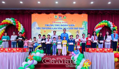 Đồng chí Bùi Tấn Bảy, Uỷ viên Ban Thường vụ Tỉnh uỷ, Phó Chủ tịch HĐND tỉnh (bên trái) và đồng chí Lý Công Bắc, Phó Chủ tịch Uỷ ban MTTQ Việt Nam tỉnh Cà Mau, Chủ tịch Liên đoàn Lao động tỉnh, trao học bổng cho các em có thành tích học tập tốt.