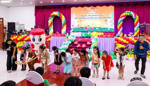 Các em hào hứng tham gia trò chơi vui nhộn.