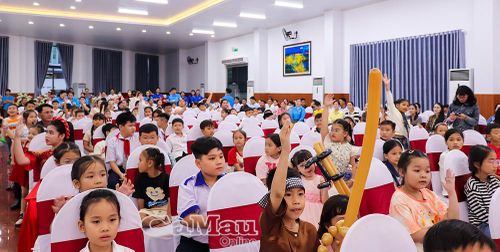 200 thiếu nhi là con đoàn viên, công nhân, người lao động tham dự chương trình.