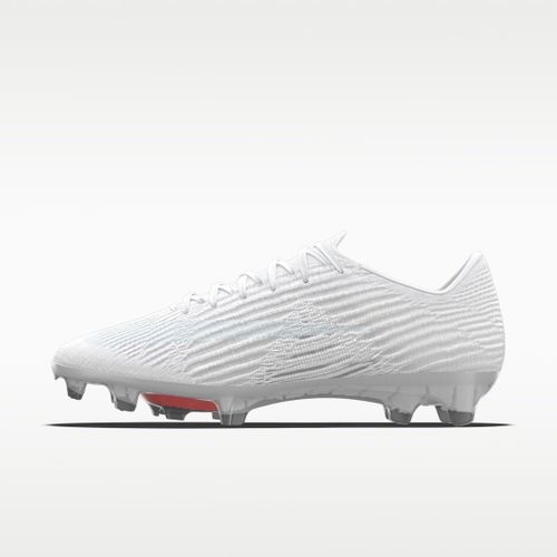 Kylian Mbappé mang giày Nike màu trắng trơn thay vì giày On trong trận đấu đầu tiên kể từ khi gia nhập thương hiệu Thụy Sĩ này. Ảnh: Jose Breton/Pics Action/NurPhoto, Nike.