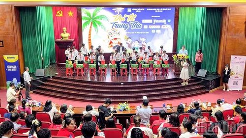Quang cảnh buổi trao quà. (Ảnh: BÁ DŨNG)