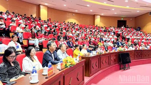 Đại biểu tham dự buổi trao quà. (Ảnh: BÁ DŨNG)