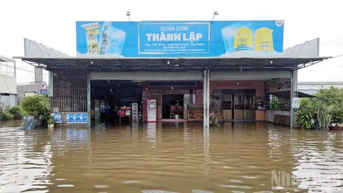 Một địa điểm tại phường Hàm Thắng bị ngập khá sâu trong chiều 24/9. (Ảnh: BẢO VĂN)
