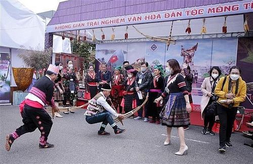 Tiết mục biểu diễn múa khèn của đồng bào dân tộc Mông tỉnh Điện Biên. (Nguồn: TTXVN)
