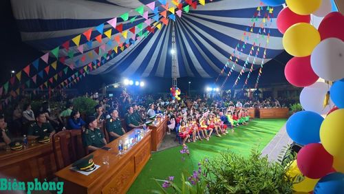 Tại xã Ia Đal, tỉnh Quảng Ngãi, chương trình “Biên cương - Đêm hội trăng rằm” năm 2026 do Ban Chỉ huy Bộ đội Biên phòng tỉnh Quảng Ngãi tổ chức tối 22/9/2026 đã mang đến cho các em nhỏ miền biên viễn một đêm Trung thu ấm áp, vui tươi và tràn đầy yêu thương. Ảnh: Văn Tánh
