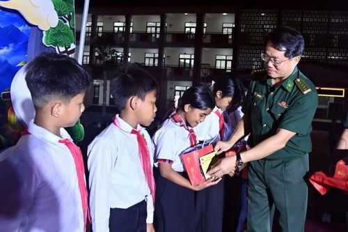 Bộ đội Biên phòng TP. Huế trao quà Trung thu và học bổng cho học sinh vùng biên giới.
