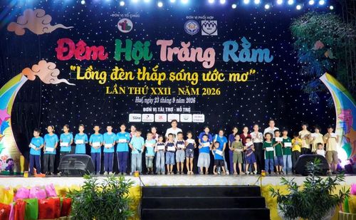 70 suất học bổng, mỗi suất trị giá 500.000 đồng, dành trao cho học sinh vượt khó học tốt trong đêm hội.