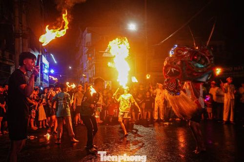 Khó nhất là phần luyện hơi, ngậm và phun dầu, thành viên của đội đã phải kỳ công tập luyện nhiều ngày.