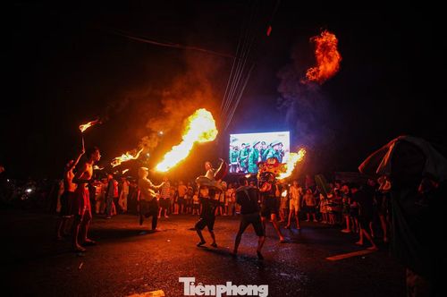 Đã như một nét truyền thống từ rất lâu, cứ mỗi dịp Trung thu, thanh niên trai tráng xã Hát Môn (Hà Nội) lại lập nên những đội múa lân, đi quanh làng xóm, vừa biểu diễn vừa thổi lửa phục vụ người dân và du khách.