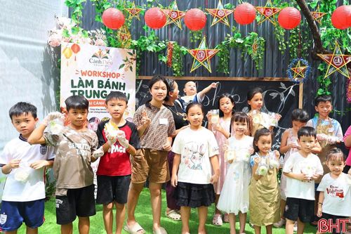 Niềm vui của các em nhỏ khi được tự tay làm những chiếc bánh trung thu truyền thống.