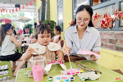  Hoạt động cùng mẹ vẽ, trang trí mặt nạ giấy bồi giúp các em nhỏ biết thêm về món đồ chơi truyền thống dịp Trung thu. 