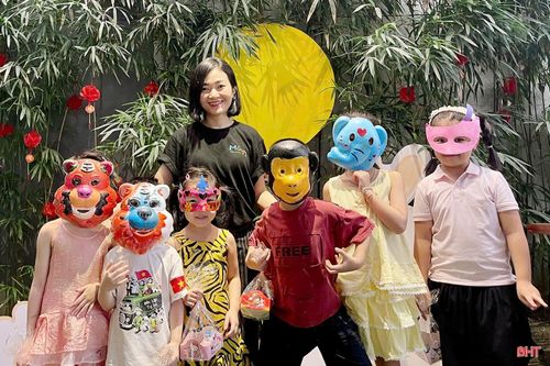 Những chiếc mặt nạ giấy bồi nhiều màu sắc, hình dáng được các em nhỏ hoàn thành.