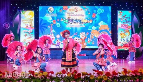 Thiếu nhi biểu diễn tiết mục văn nghệ tham gia liên hoan múa hát dưới trăng do Trung tâm Hoạt động Thanh thiếu nhi và Khởi nghiệp thanh niên tỉnh tổ chức.