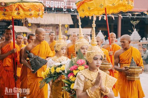 Trang phục thổ cẩm truyền thống được người Khmer trân trọng sử dụng trong các dịp lễ, tết, cưới hỏi.