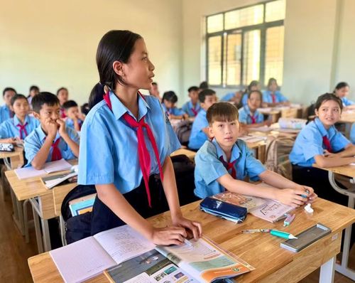Em Hoàng Lê Na (đứng) cùng các bạn trong giờ học. Ảnh: M.C